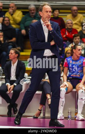 Lorenzo Bernardi entraîneur-chef d'Igor Gorgonzola Novara regarde pendant volley Serie Un match féminin 2024/25 entre UYBA Eurotek volley Busto Arsizio et Igor Gorgonzola Novara à E-Work Arena. Score final UYBA Eurotek volley Busto Arsizio 3 | 0 Igor Gorgonzola Novara Banque D'Images