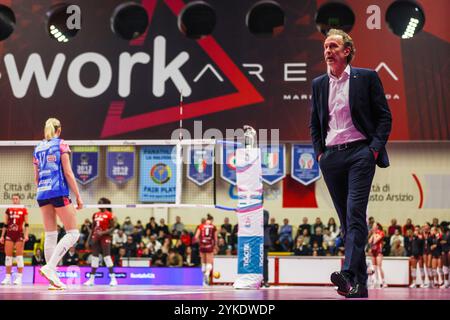 Lorenzo Bernardi entraîneur-chef d'Igor Gorgonzola Novara regarde pendant volley Serie Un match féminin 2024/25 entre UYBA Eurotek volley Busto Arsizio et Igor Gorgonzola Novara à E-Work Arena. Score final UYBA Eurotek volley Busto Arsizio 3 | 0 Igor Gorgonzola Novara Banque D'Images