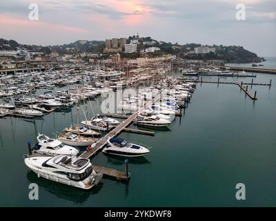 Vue aérienne au crépuscule du port et de la marina de Torquay sur la Riviera anglaise sur la côte sud du Devon au Royaume-Uni. Banque D'Images