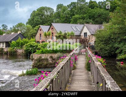 Pontrieux, France - 22 juillet 2024 : une vue pittoresque d'un village pittoresque de Pontrieux en Bretagne avec des maisons en pierre, une verdure luxuriante, un pont en bois acr Banque D'Images