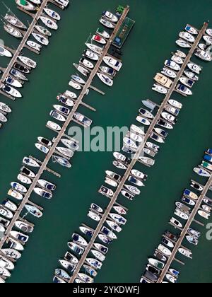 Vue aérienne des bateaux amarrés à la marina de Torquay sur la Riviera anglaise sur la côte sud du Devon au Royaume-Uni. Banque D'Images
