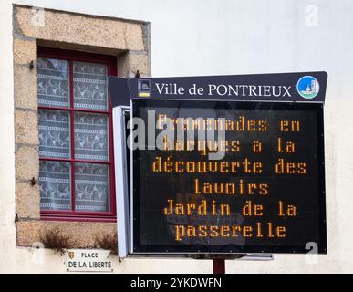 Pontrieux, France - 22 juillet 2024 : un panneau numérique à Pontrieux, promouvant des excursions en bateau pour découvrir des lavoirs et un pont de jardin. Le panneau est monté o Banque D'Images