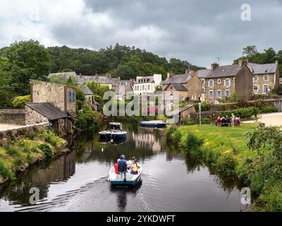 Pontrieux, France - 22 juillet 2024 : pittoresque village breton de Pontrieux avec des maisons en pierre le long d'une rivière du Trieux, un petit bateau transportant des touristes Banque D'Images