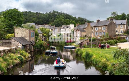 Pontrieux, France - 22 juillet 2024 : pittoresque village breton de Pontrieux avec des maisons en pierre le long d'une rivière du Trieux, un petit bateau transportant des touristes Banque D'Images