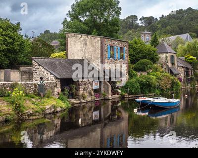 Pontrieux, France - 22 juillet 2024 : bateaux, architecture ancienne et lavoir traditionnel au bord du Trieux à Pontrieux, Bretagne Banque D'Images