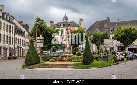 Pontrieux, France - 22 juillet 2024 : charmante place de la ville avec mémorial à Pontrieux, Bretagne Banque D'Images