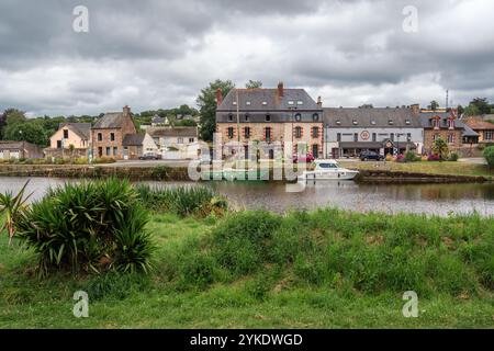 Pontrieux, France - 22 juillet 2024 : une vue panoramique d'une petite ville Pontrieux, Bretagne, au bord d'une rivière Trieux, avec des bâtiments charmants, des bateaux sur la wa Banque D'Images