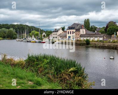 Pontrieux, France - 22 juillet 2024 : une vue panoramique d'une petite ville Pontrieux, Bretagne, au bord d'une rivière Trieux, avec des bâtiments charmants, des bateaux sur la wa Banque D'Images