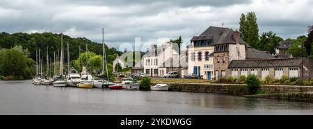 Pontrieux, France - 22 juillet 2024 : une vue panoramique d'une petite ville Pontrieux, Bretagne, au bord d'une rivière Trieux, avec des bâtiments charmants, des bateaux sur la wa Banque D'Images