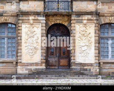 Rennes, France - 26 juillet 2024 : entrée d'un bâtiment historique du parlement à Rennes avec des pierres ornées et de grandes fenêtres. Banque D'Images