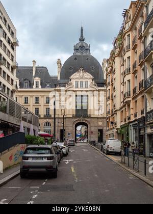 Rennes, France - 26 juillet 2024 : vue sur la rue de Rennes, Bretagne, mettant en valeur un grand bâtiment architectural avec un grand dôme au bout de la route. Banque D'Images