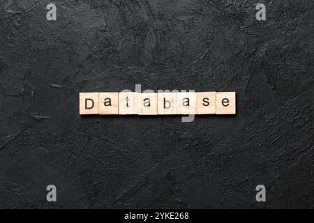 Mot de base de données écrit sur bloc de bois. texte de la base de données sur la table, concept. Banque D'Images