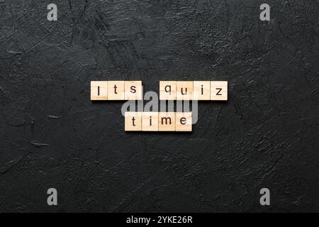 son mot de temps de quiz écrit sur bloc de bois. son texte de temps de quiz sur table, concept. Banque D'Images