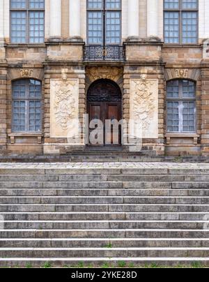 Rennes, France - 26 juillet 2024 : entrée d'un bâtiment historique du parlement à Rennes avec des pierres ornées et de grandes fenêtres. Banque D'Images