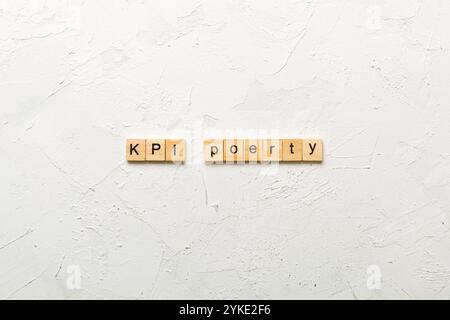 mot kpi écrit sur le bloc de bois. texte des indicateurs clés de performance sur le tableau, concept. Banque D'Images