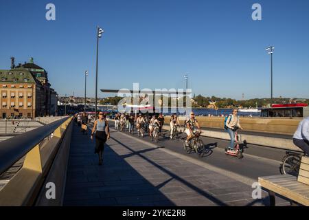 Vue panoramique des cyclistes sur le nouveau Gold Bridge à Stockholm en Suède Banque D'Images