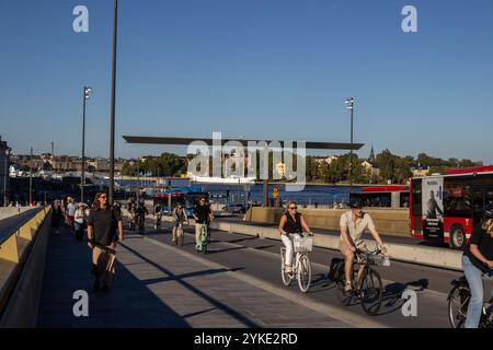 Vue panoramique des cyclistes sur le nouveau Gold Bridge à Stockholm en Suède Banque D'Images