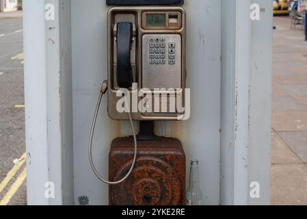 Un vieux téléphone public BT rouillé dans une rue en Angleterre. Portsmouth, novembre 2024. Banque D'Images