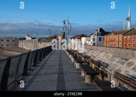 Une partie de la promenade Millennium le long des murs chauds dans le vieux Portsmouth. Novembre 2024. Banque D'Images