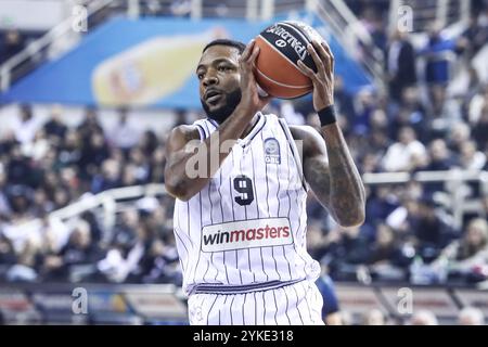 Thessalonique, Grèce. 17 novembre 2024. Devonte Upson de PAOK en action lors d'un match de Ligue grecque de basket entre PAOK BC et Olympiacos BC. (Crédit image : © Giannis Papanikos/ZUMA Press Wire) USAGE ÉDITORIAL SEULEMENT! Non destiné à UN USAGE commercial ! Banque D'Images