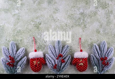 Ornements en feutre festifs sur fond enneigé Banque D'Images