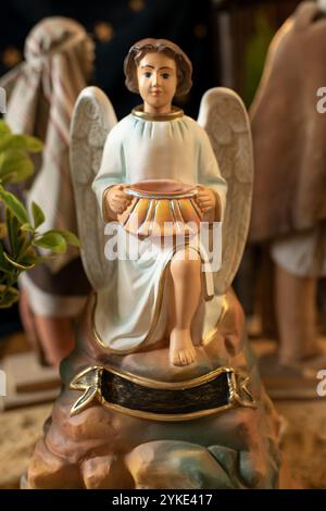 Ange avec des ailes tient un pot scène de la naissance de Jésus Christ Banque D'Images