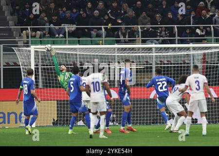 Lucas digne (France)Guglielmo Vicario (Italie) il a marqué le deuxième but de son équipe lors du match de l'UEFA Nalions League 2025 entre l'Italie 1-3 la France au stade Giuseppe Meazza le 17 novembre 2024 à Milan, Italie. Crédit : Maurizio Borsari/AFLO/Alamy Live News Banque D'Images