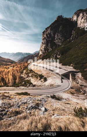 Blick vom Passo Falzarego, einem Dolomitenpass in der Region Venetien in der Provinz Belluno, und die herstlichen Lärchenwälder in Südtirol am 09.11.2024. // vue depuis le Passo Falzarego, un col des Dolomites dans la région de Vénétie dans la province de Belluno, et les forêts de mélèzes d'automne dans le Tyrol du Sud le 9 novembre 2024. - 20241109 PD20600 crédit : APA-PictureDesk/Alamy Live News Banque D'Images