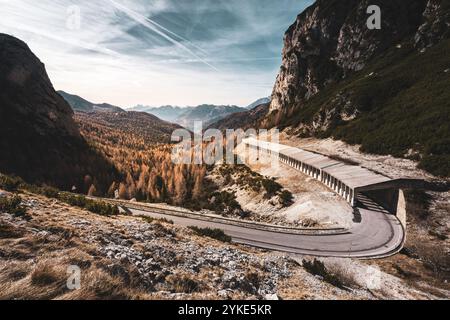 Blick vom Passo Falzarego, einem Dolomitenpass in der Region Venetien in der Provinz Belluno, und die herstlichen Lärchenwälder in Südtirol am 09.11.2024. // vue depuis le Passo Falzarego, un col des Dolomites dans la région de Vénétie dans la province de Belluno, et les forêts de mélèzes d'automne dans le Tyrol du Sud le 9 novembre 2024. - 20241109 PD20597 crédit : APA-PictureDesk/Alamy Live News Banque D'Images