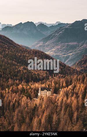 Blick vom Passo Falzarego, einem Dolomitenpass in der Region Venetien in der Provinz Belluno, und die herstlichen Lärchenwälder in Südtirol am 09.11.2024. // vue depuis le Passo Falzarego, un col des Dolomites dans la région de Vénétie dans la province de Belluno, et les forêts de mélèzes d'automne dans le Tyrol du Sud le 9 novembre 2024. - 20241109 PD20592 crédit : APA-PictureDesk/Alamy Live News Banque D'Images