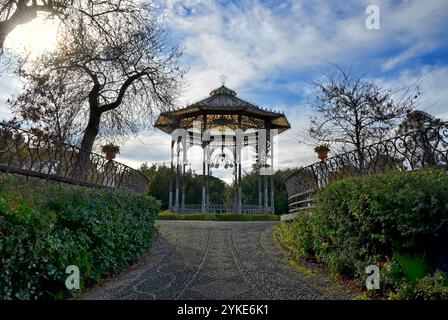 Kiosque de concert de style mauresque, construit en 1879 sur la place sur la colline sud de Villa Bellini, Catane, Sicile. Banque D'Images