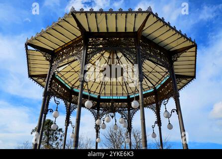 Kiosque de concert de style mauresque, construit en 1879 sur la place sur la colline sud de Villa Bellini, Catane, Sicile, Italie. Banque D'Images