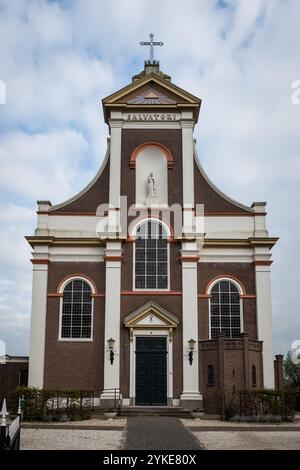 Église St Barnabas salle de nef unique en Hollande Haastrecht pays-Bas. Édifice religieux catholique romain avec mot écrit Salvatori signifiant sauveur Banque D'Images