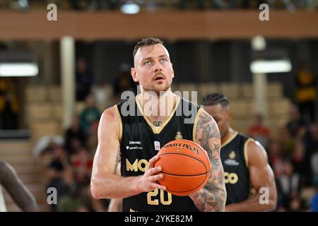 Monaco, Monaco. 17 novembre 2024. Le joueur de Monaco #20 Donatas Motiejunas est vu en action lors du championnat de france Betclic Elite entre L'AS Monaco et le Mans dans la salle Gaston médecin à Monaco. Score final : AS MONACO 74 - 86 LE MANS crédit : SOPA images Limited/Alamy Live News Banque D'Images