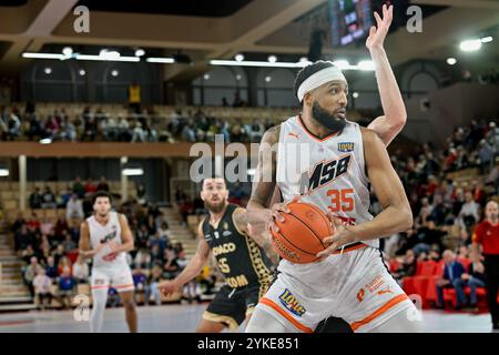 Monaco, Monaco. 17 novembre 2024. Le joueur #35 Tasshawn Thomas EST vu en action lors du championnat de france Betclic Elite entre L'AS Monaco et le Mans dans la salle Gaston médecin à Monaco. Score final : AS MONACO 74 - 86 LE MANS crédit : SOPA images Limited/Alamy Live News Banque D'Images