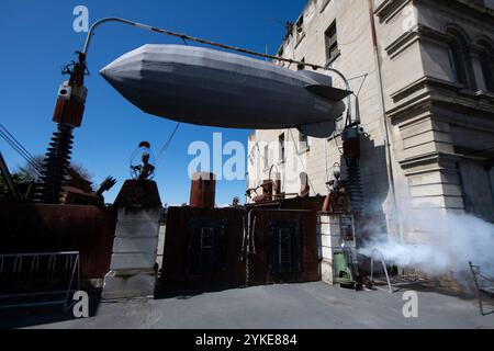 Simulacre de dirigeable avec éruption de vapeur, Steampunk HQ, Oamaru, North Otago, South Island, néo-zélandais Banque D'Images