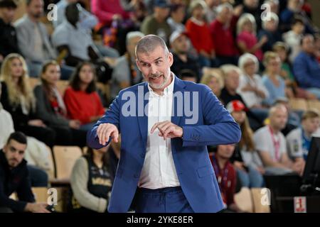 Monaco, Monaco. 17 novembre 2024. Guillaume Vizade, entraîneur du Mans, réagit lors du championnat de france Betclic Elite entre L’AS Monaco et le Mans en salle Gaston médecin à Monaco. Score final : AS MONACO 74 - 86 LE MANS (photo Laurent Coust/SOPA images/SIPA USA) crédit : SIPA USA/Alamy Live News Banque D'Images