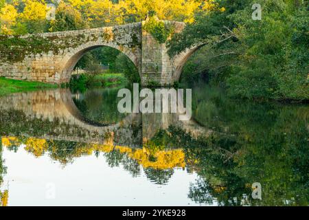 Pont médiéval en pierre sur la rivière Arnoia, Allariz. Galice. Espagne Banque D'Images