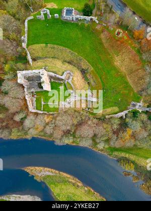 Vue aérienne du château de Norham à côté de la rivière Tweed à la frontière ango-écossaise dans le Northumberland, Angleterre, Royaume-Uni Banque D'Images