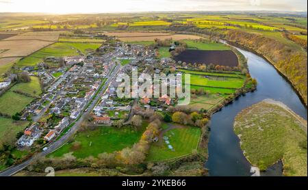 Vue aérienne du village de Norham à côté de la rivière Tweed à la frontière ango-écossaise dans le Northumberland, Angleterre, Royaume-Uni Banque D'Images