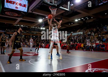 Monaco, Monaco. 17 novembre 2024. Le joueur #35 Tasshawn Thomas est vu en action lors du championnat de france Betclic Elite entre L'AS Monaco et le Mans dans la salle Gaston médecin à Monaco. Score final : AS MONACO 74 - 86 LE MANS (photo Laurent Coust/SOPA images/SIPA USA) crédit : SIPA USA/Alamy Live News Banque D'Images