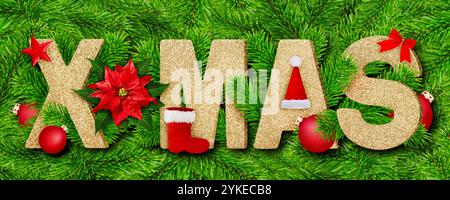 Lettres de Noël dorées et branches de sapin avec des décorations de Noël rouges Banque D'Images