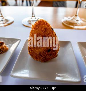 gros plan d'une saveur arancino typique de la nourriture de poisson de viande de riz de sicile Banque D'Images