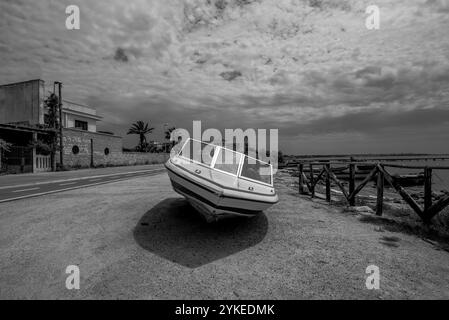 bateau à moteur abandonné le long de la route continentale Banque D'Images