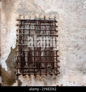 Vieille fenêtre vintage avec balustrade rouillée à Marsala Trapani Sicile Italie Banque D'Images