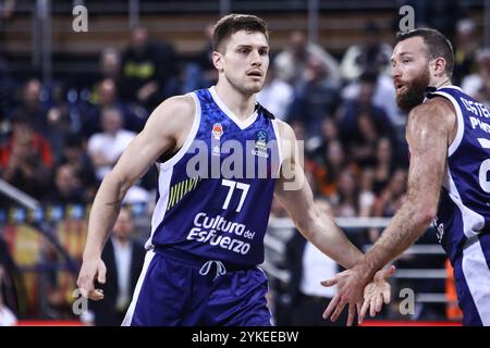 Thessalonique, Grèce. 6 novembre 2024. Nate Sestina de Valence (au centre) lors d'un match de paniers Eurocup entre Aris BC et Valencia basket. (Crédit image : © Giannis Papanikos/ZUMA Press Wire) USAGE ÉDITORIAL SEULEMENT! Non destiné à UN USAGE commercial ! Banque D'Images