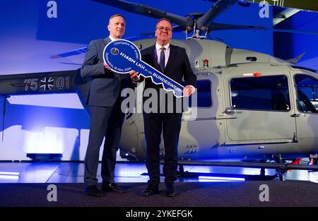 18 novembre 2024, Bavière, Donauwörth : Boris Pistorius (R, SPD), ministre fédéral de la Défense, et Stefan Thomé, directeur d'Airbus Helicopters Allemagne, se tiennent ensemble pour une photo à Airbus Helicopters lors de la remise du premier hélicoptère H145-M. Il y a un an, les forces armées allemandes ont commandé 62 hélicoptères à Airbus pour 2,5 milliards d’euros. D'ici 2028, la compagnie livrera les hélicoptères H145-M restants à l'armée et à l'armée de l'air allemandes et formera les pilotes. Photo : Sven Hoppe/dpa Banque D'Images