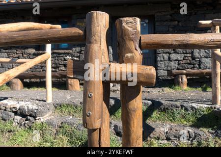 Détail de serrure en bois de la porte rustique du refuge 'Monte Poggio la Caccia' le long du chemin 'Pista Altomontana' dans Etna Park, Sicile, Italie Banque D'Images