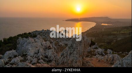 Lever de soleil sur l'île de Zakhyntos depuis un point de vue sur les rochers Banque D'Images