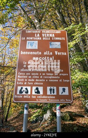 Panneau de bienvenue au Sanctuaire de la Verna, Foreste Casentinesi Monte Falterona e Campigna National Park, Chiusi della Verna, Toscane, Italie Banque D'Images